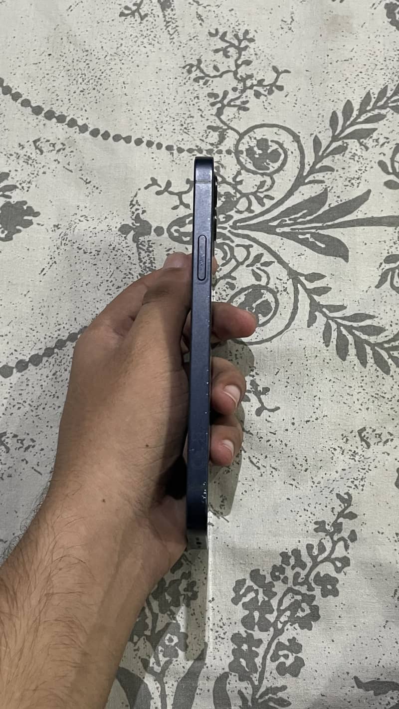 Apple iPhone 12 4