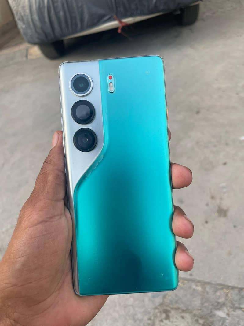 Tecno CAMON 40 Pro 1
