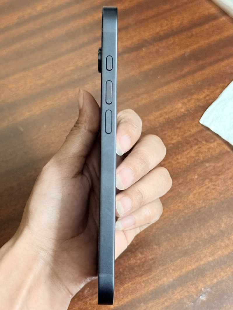 Apple iPhone 16e 1
