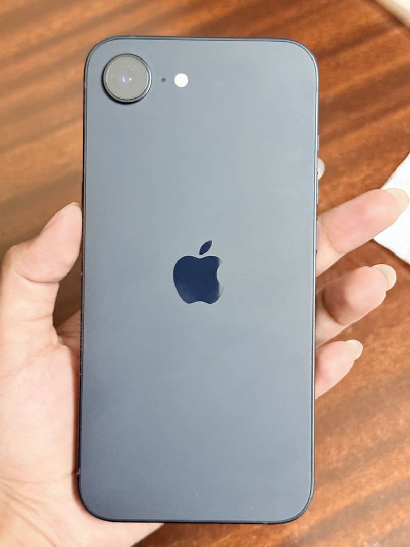 Apple iPhone 16e 4