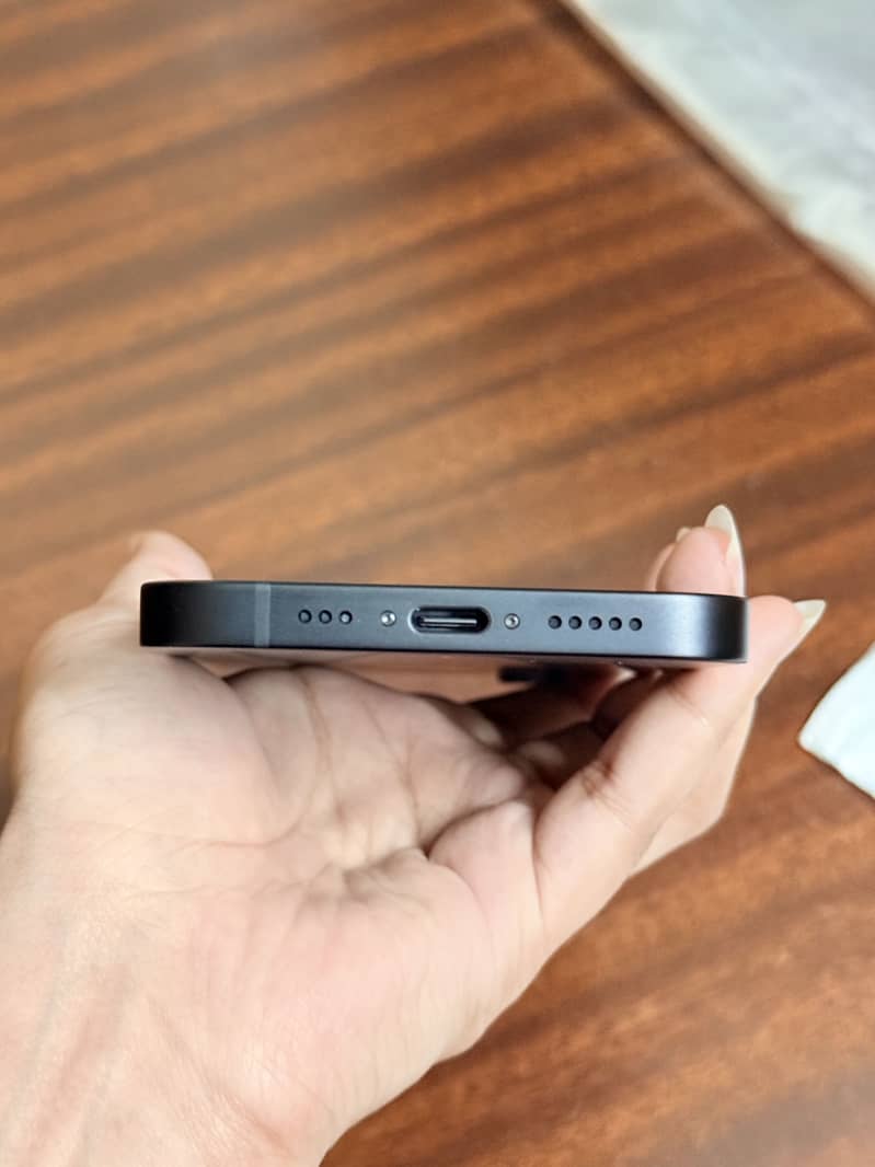 Apple iPhone 16e 5