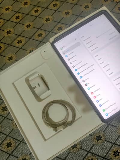 I pad pro 2020 256 GB box charger