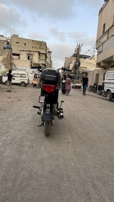 Honda 2009 Karachi number poora naya atlas Honda ka laga hua
