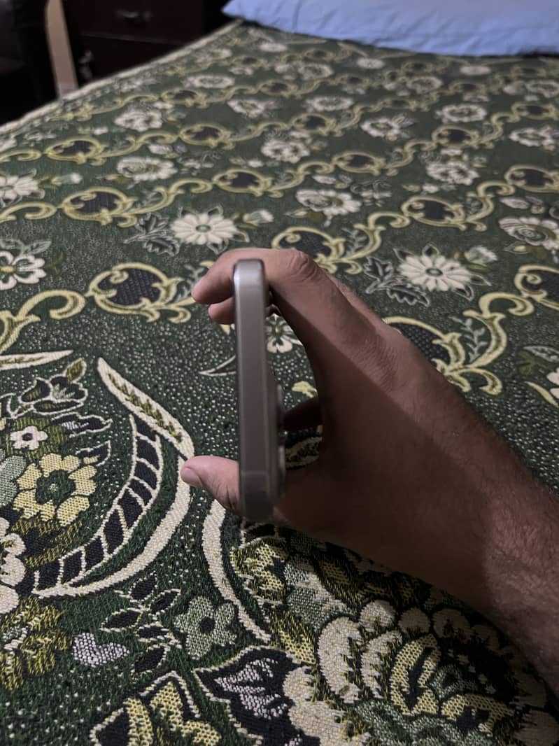 Apple iPhone 15 Pro Max 2