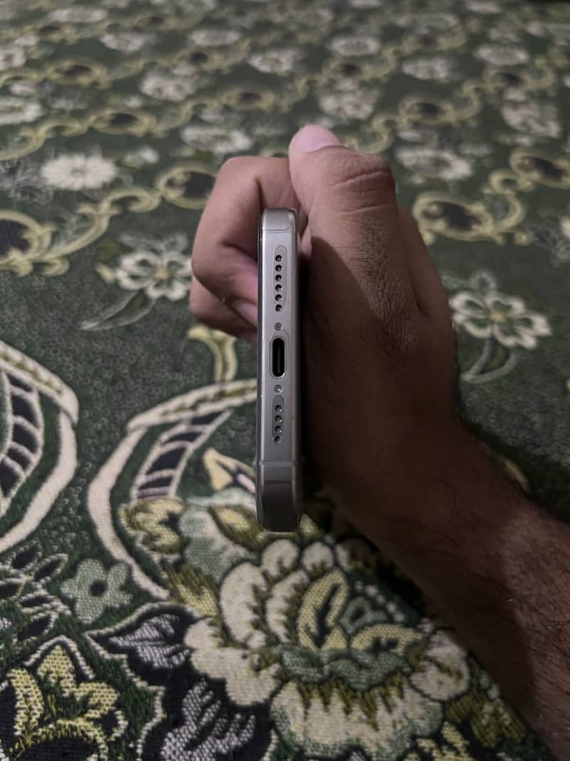 Apple iPhone 15 Pro Max 3