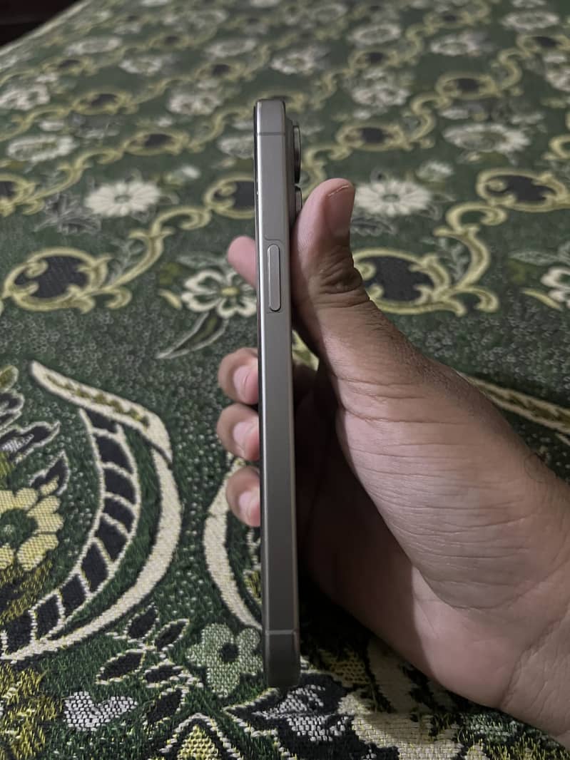 Apple iPhone 15 Pro Max 4