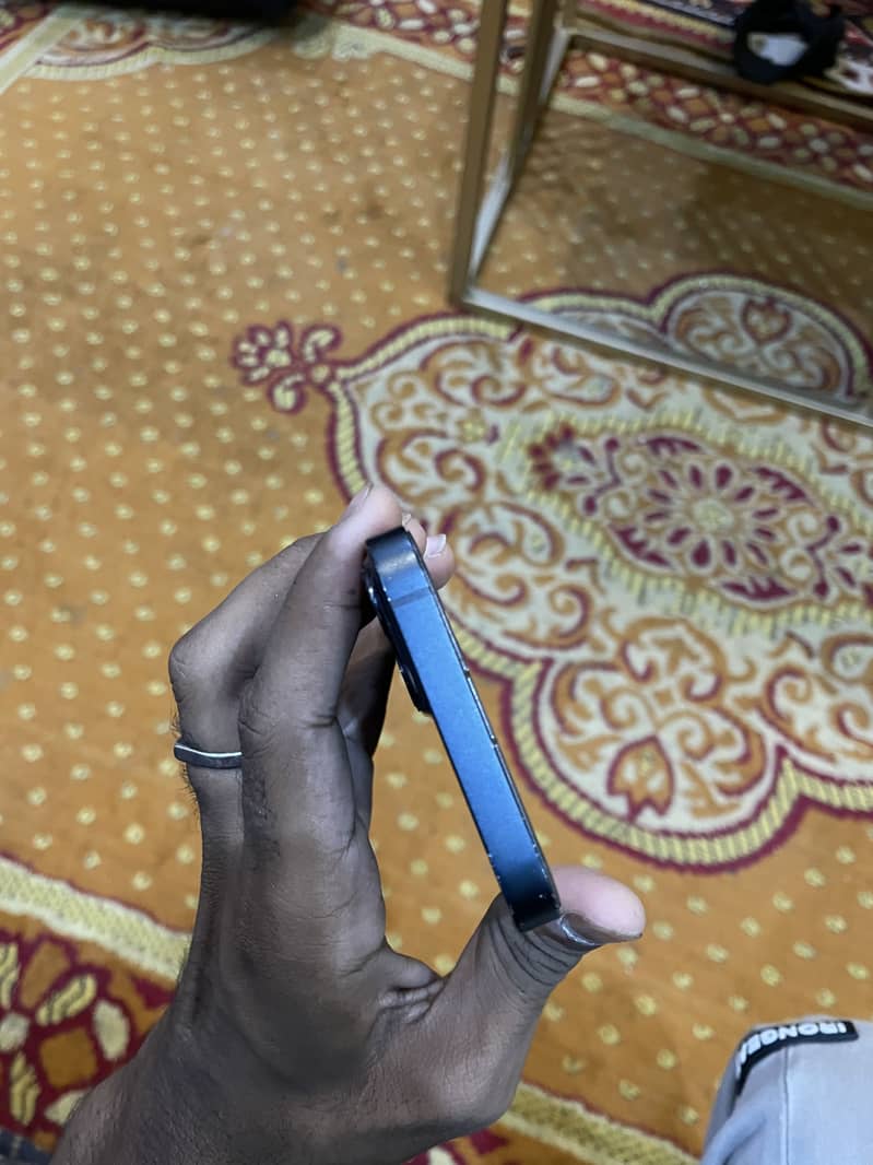 Apple iPhone 13 2