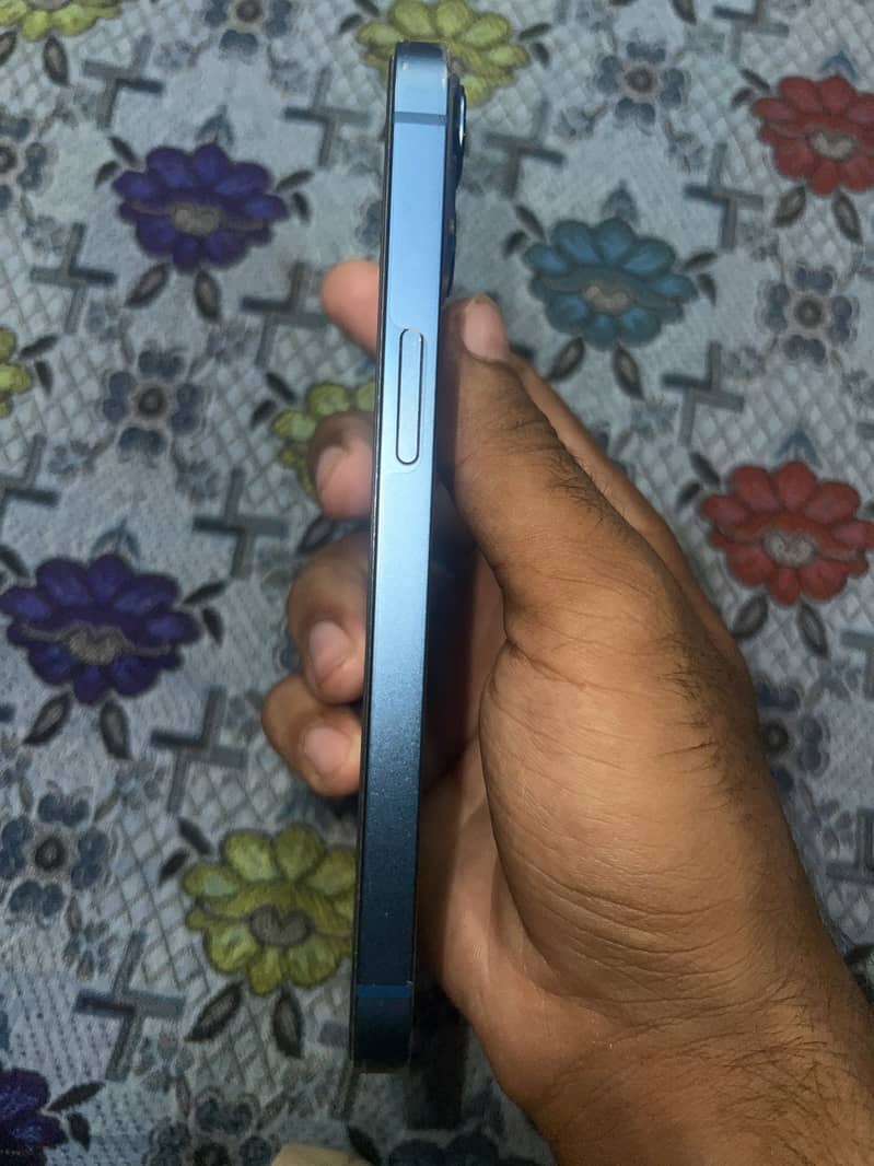 Apple iPhone 13 4