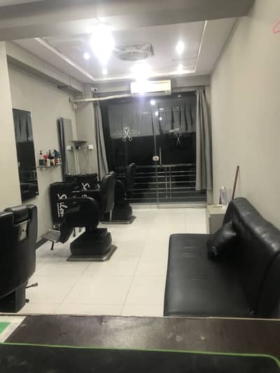 Hmen Barbar Shop k liye karigar ki zrurat hy