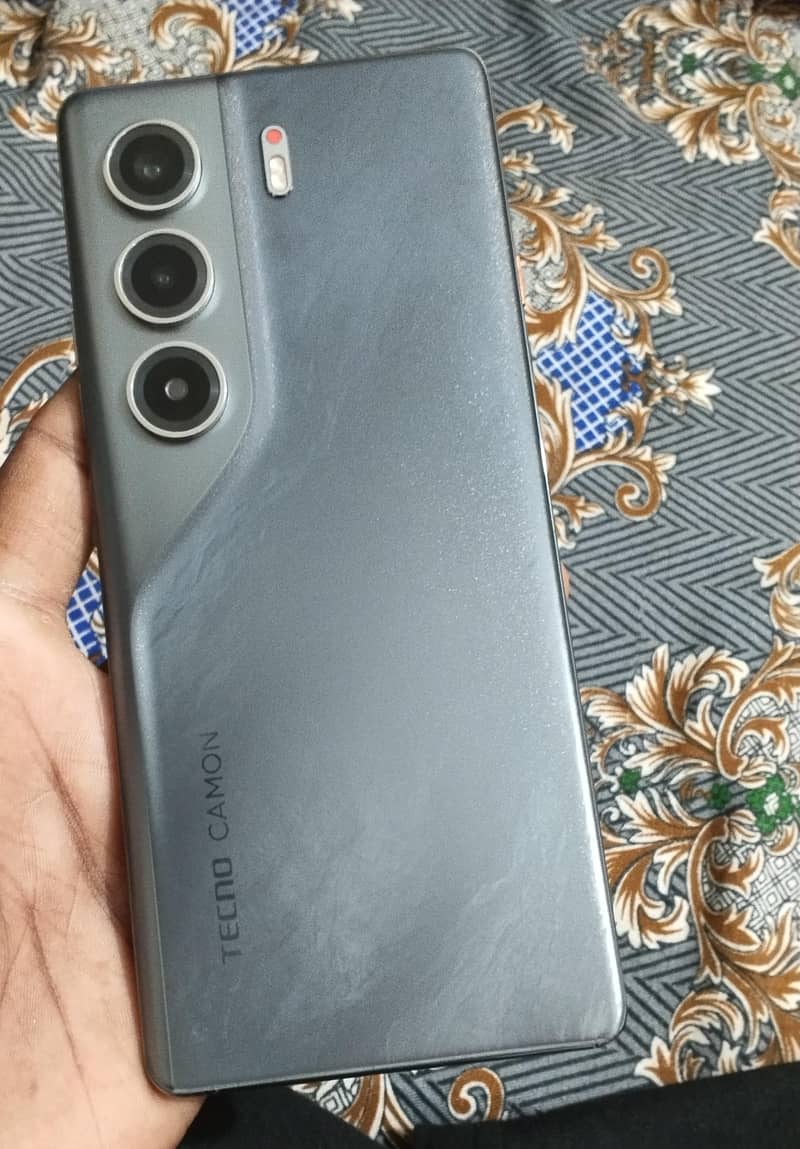 Tecno CAMON 40 Pro 4