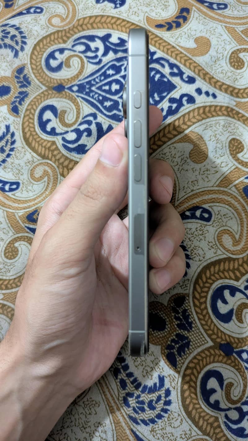 Apple iPhone 16 Pro 1