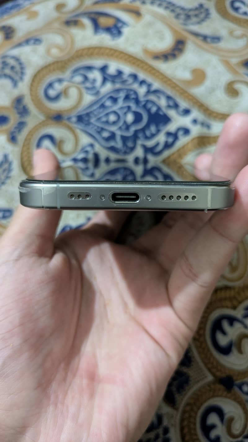 Apple iPhone 16 Pro 2