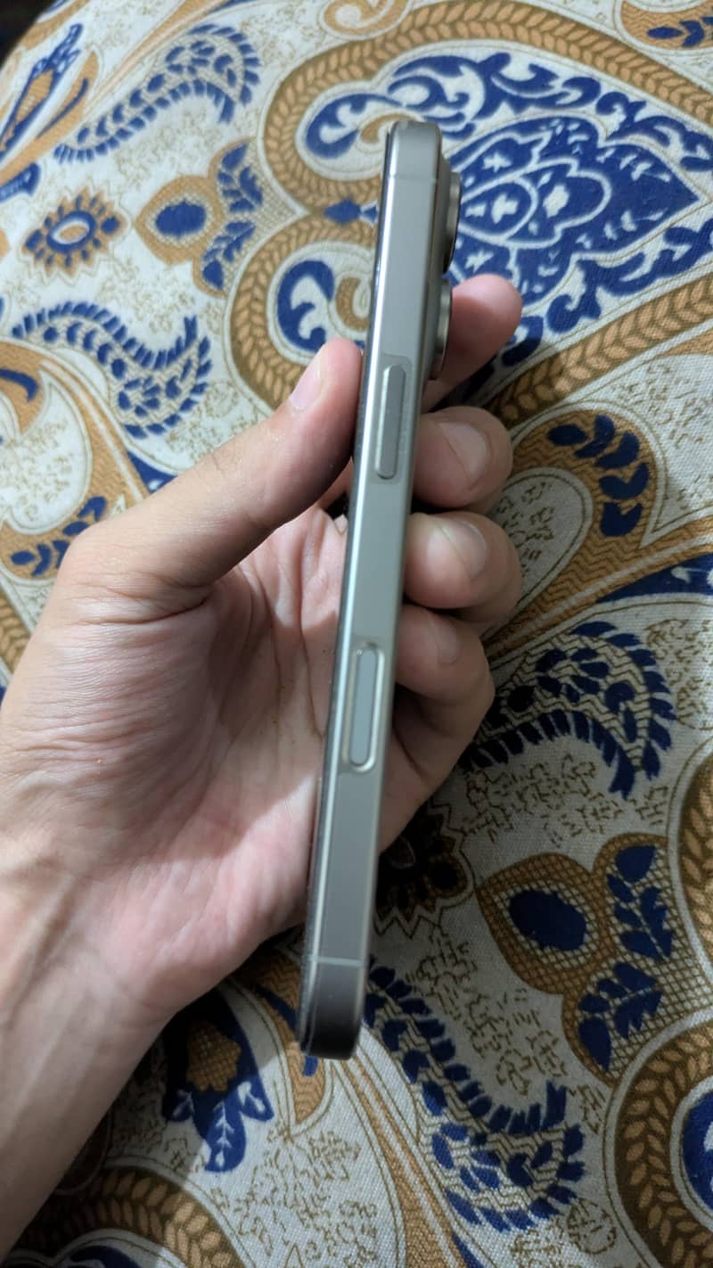 Apple iPhone 16 Pro 3
