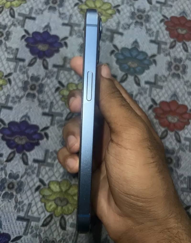 Apple iPhone 13 5