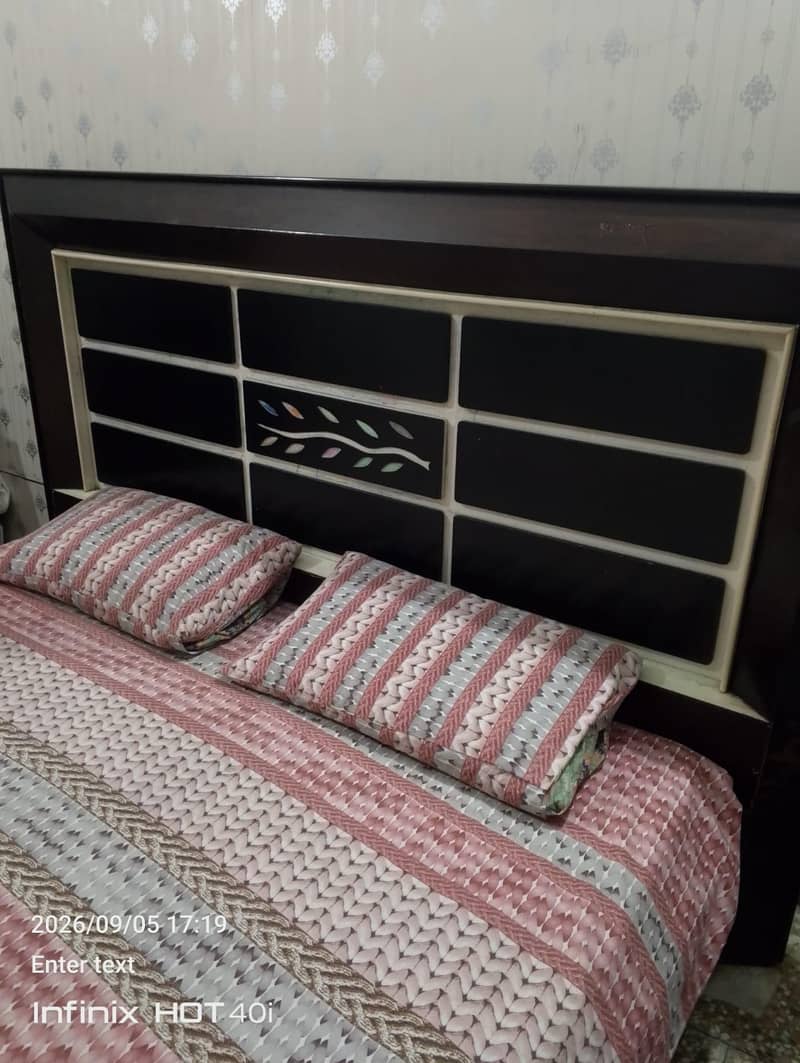 King sized bed + dressing table 8