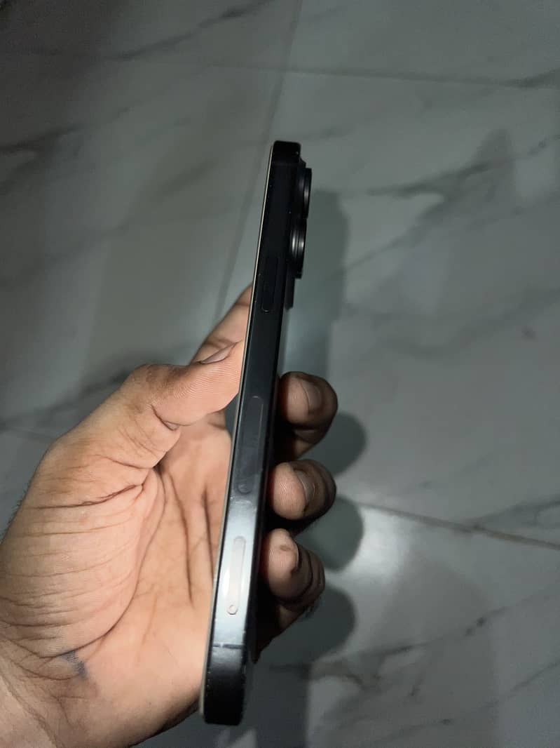 Apple iPhone 15 Pro Max 4