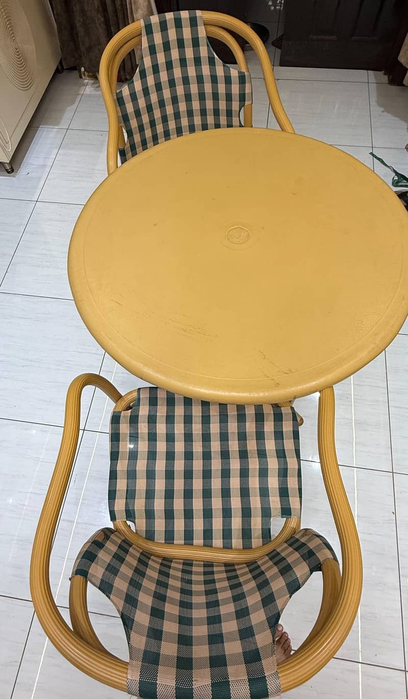 Round Table & Chair 1