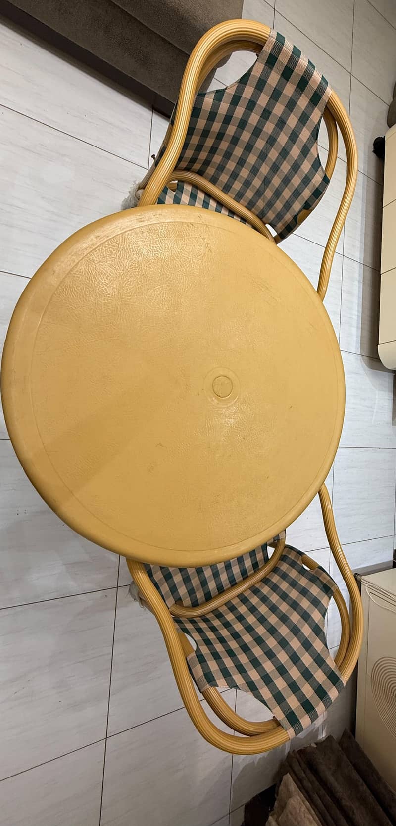 Round Table & Chair 2
