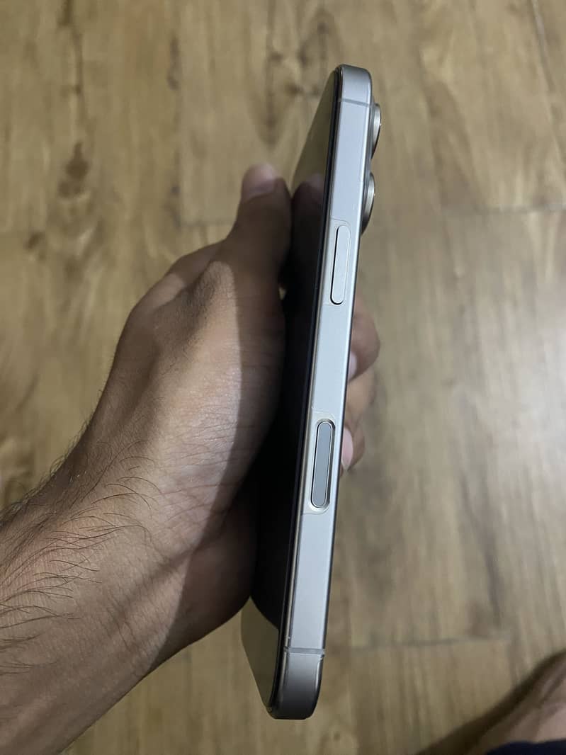 Apple iPhone 16 Pro 3