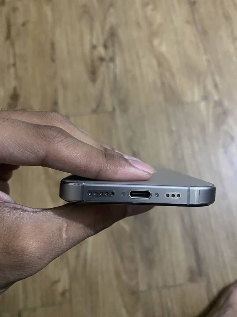 Apple iPhone 16 Pro 4