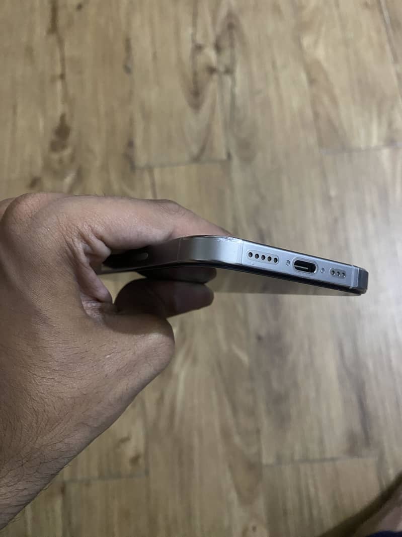 Apple iPhone 16 Pro 7