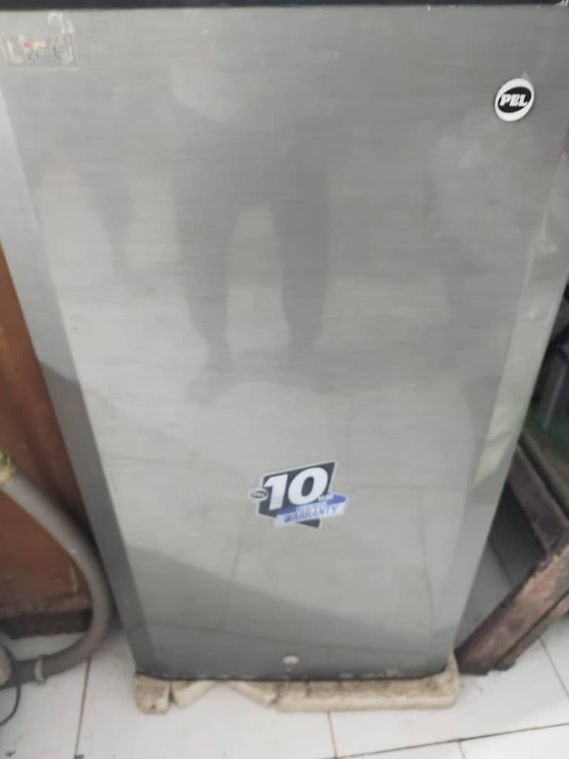 Mini fridge 0