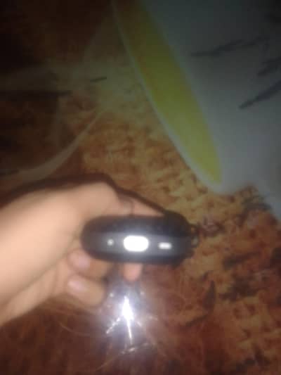 apple ke air buds hai case change ker waya hai