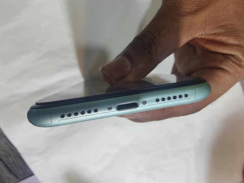 Apple iPhone 11 4