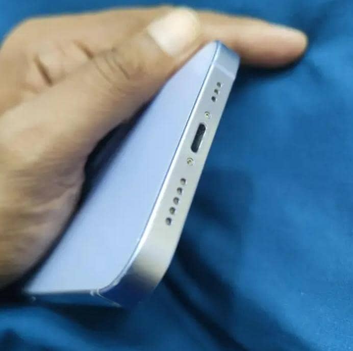 Apple iPhone 12 4