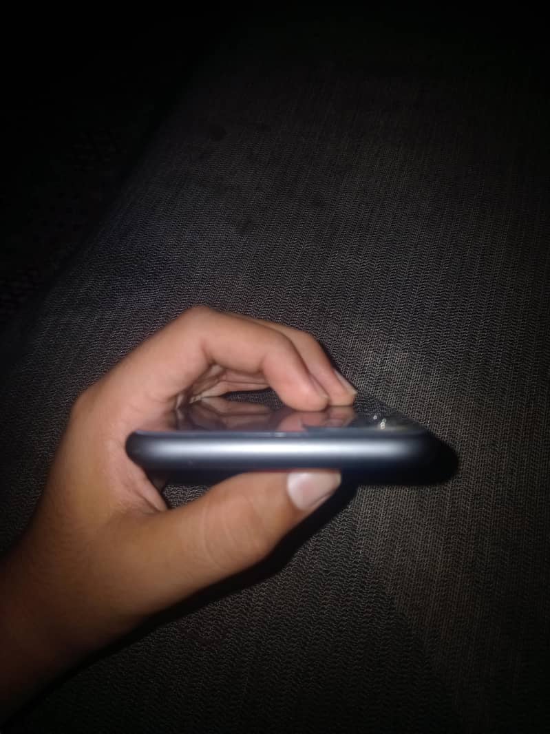 Apple iPhone 11 4