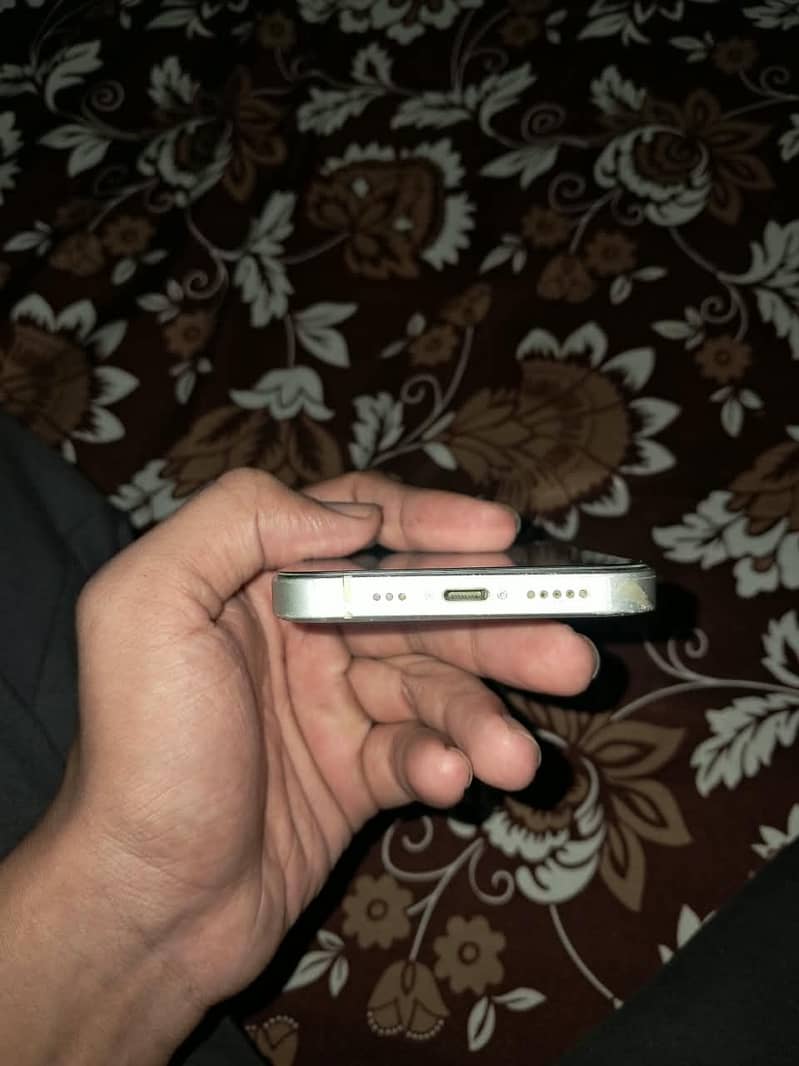 Apple iPhone 13 2