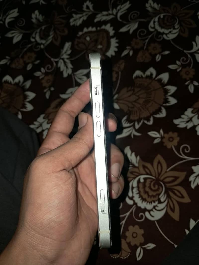 Apple iPhone 13 4