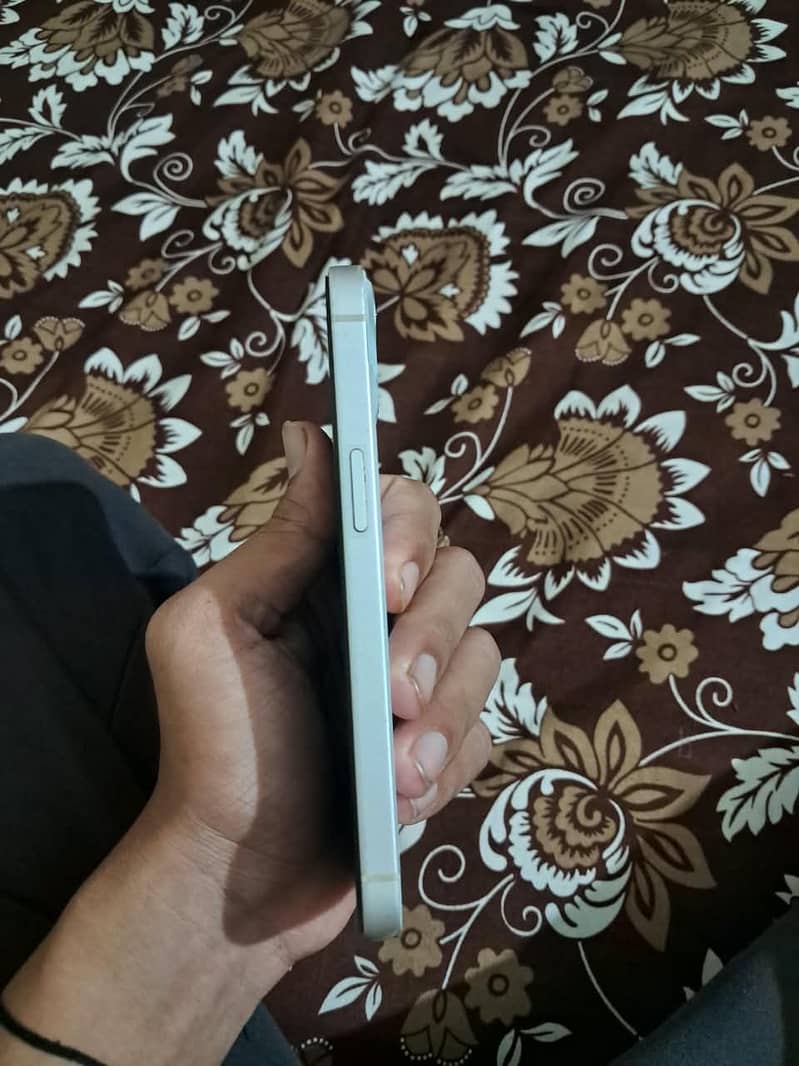 Apple iPhone 13 5