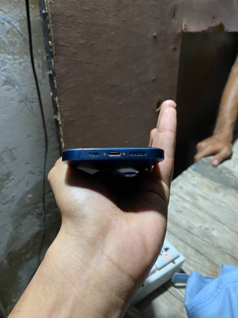 Apple iPhone 12 3
