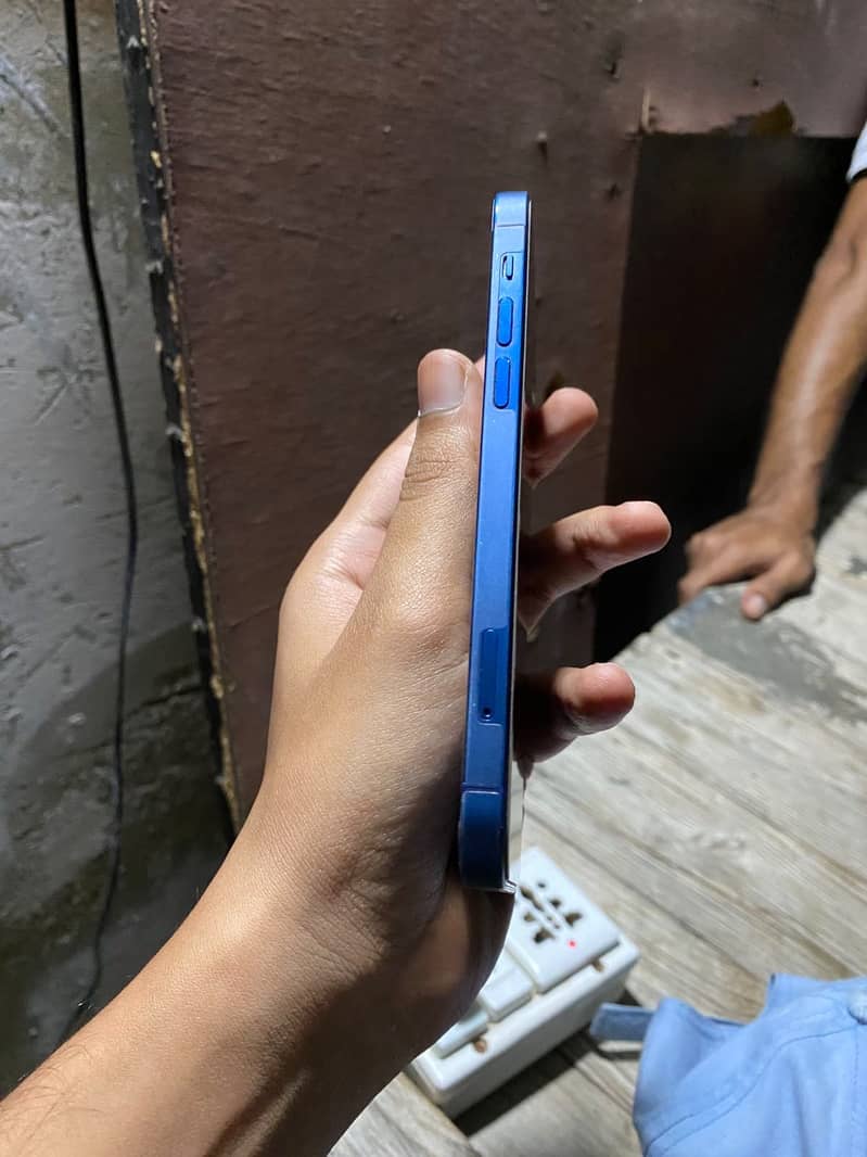 Apple iPhone 12 4
