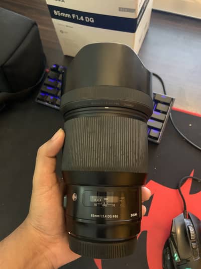 Sigma 85mm F1.4 DG Lens Canon RF Mount With Original Box