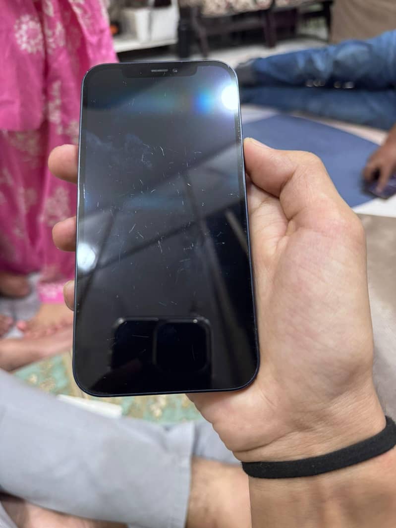 Apple iPhone 12 4