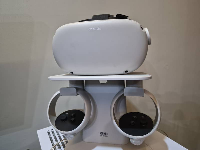 Quest 2 VR with stand or cable 1