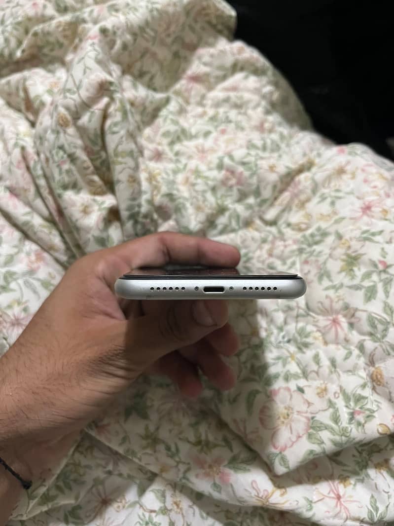 Apple iPhone 11 3