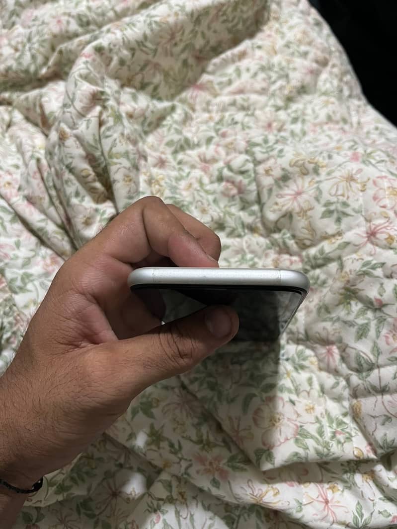 Apple iPhone 11 4