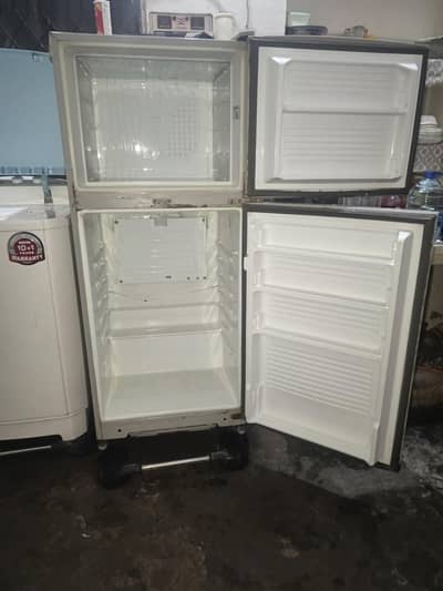 fridge sell Karni hai midum size m