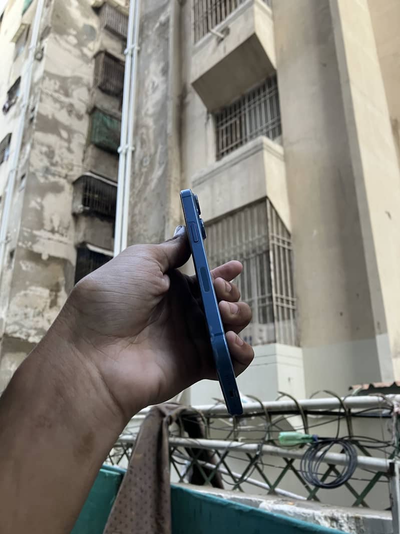Apple iPhone 13 5