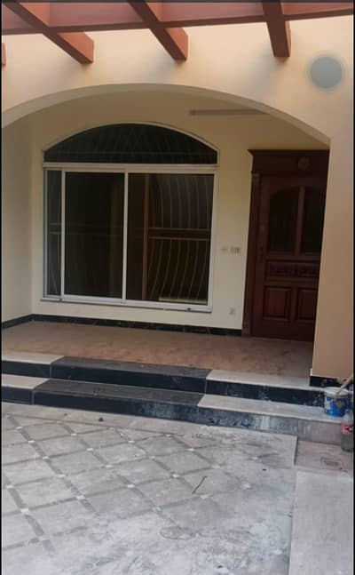 Building available for rent in cantt Tariq road