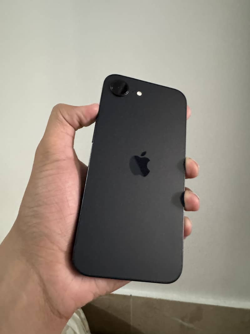 Apple iPhone 16e 1