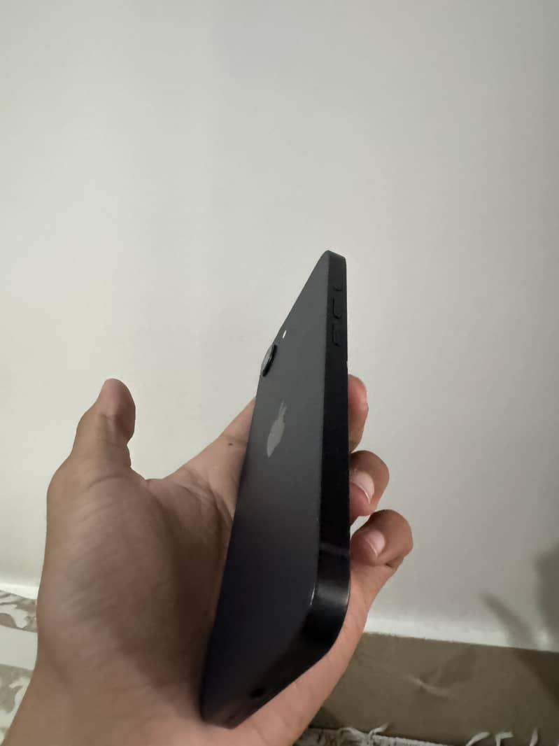 Apple iPhone 16e 2