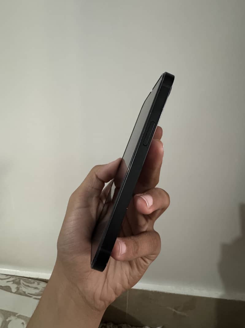 Apple iPhone 16e 3