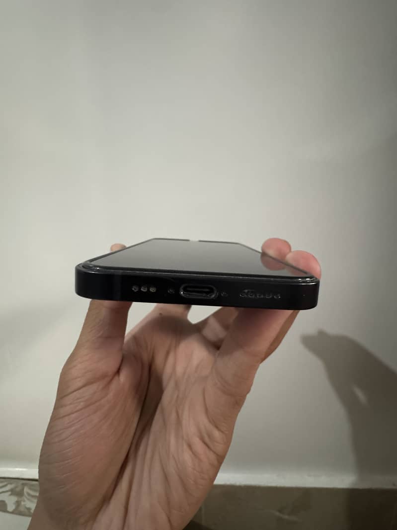 Apple iPhone 16e 4