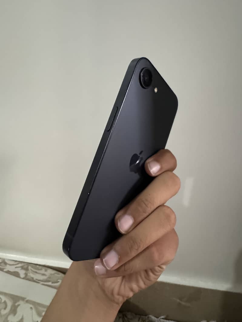 Apple iPhone 16e 5