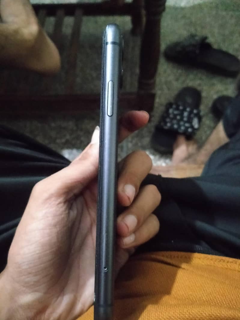 Apple iPhone 11 4
