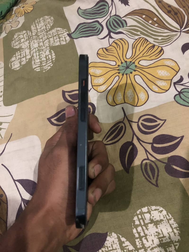 Apple iPhone 13 5